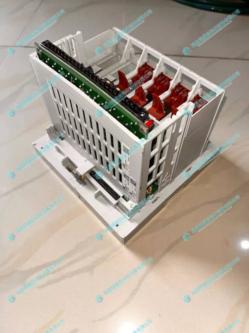 ABB REF610C11HCNR01? 繼電器